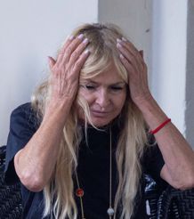 Monika Olejnik w kawiarni