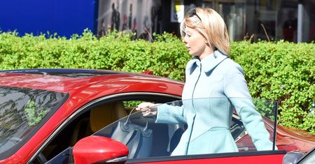 Zadowolona Edyta Pazura odjeżdża czerwonym Lexusem (ZDJĘCIA)