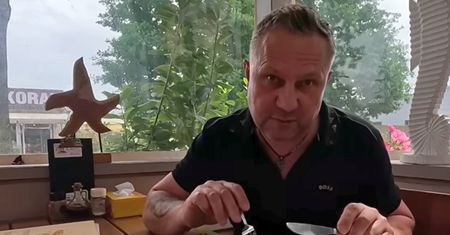 Tomasz Strzelczyk zamówił dorsza w Darłówku. Już po pierwszym kęsie to wyczuł