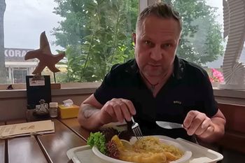 Tomasz Strzelczyk zamówił dorsza w Darłówku. Już po pierwszym kęsie to wyczuł