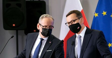 PiS chce przetestować i pracowników, i sejmową większość. "Szykujemy się na Omikron"