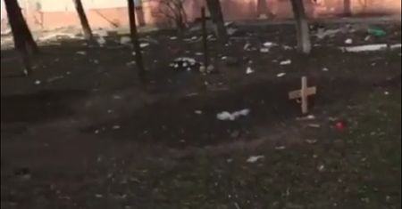 Cmentarze na trawnikach, masowe groby. Krytyczna sytuacja w Mariupolu