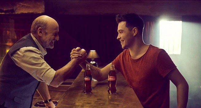 Piotr Fronczewski i ReZi reklamują Coca-Colę w szklanych butelkach (wideo)