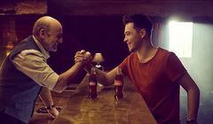 Piotr Fronczewski i ReZi reklamują Coca-Colę w szklanych butelkach (wideo)