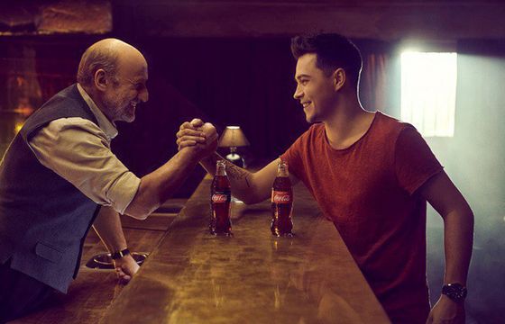 Piotr Fronczewski i ReZi reklamują Coca-Colę w szklanych butelkach (wideo)