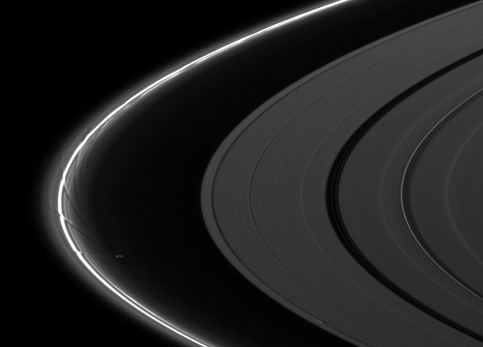 Niewielki księżyc Prometeusz (wymiary: 119x87x61 km) swoim polem grawitacyjnym zaburza strukturę cienkiego saturniańskiego pierścienia F, powodując powstanie charakterystycznego wzoru. Pierścienie Saturna zbudowane są z cząstek lodu i skał. Większość z nich jest mikroskopijna, jakkolwiek zdarzają się też wśród nich kilkumetrowe głazy. Każdy piksel na zdjęciu ma szerokość przekładającą się na ok. 12 km, wskutek czego ziarnista struktura pierścieni nie jest tu widoczna.