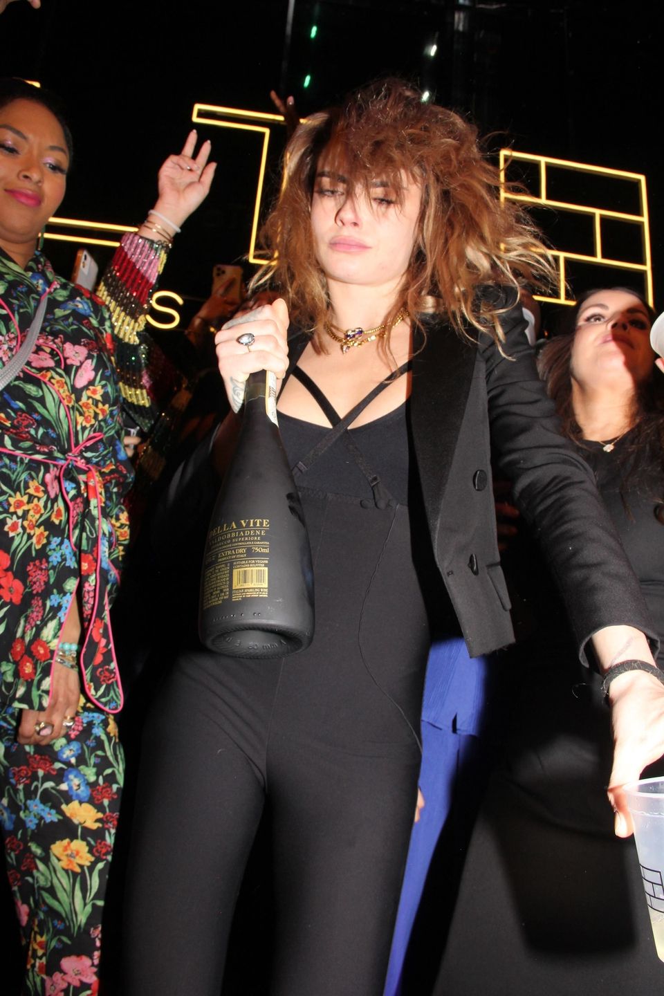 Cara Delevigne imprezuje z butelką prosecco