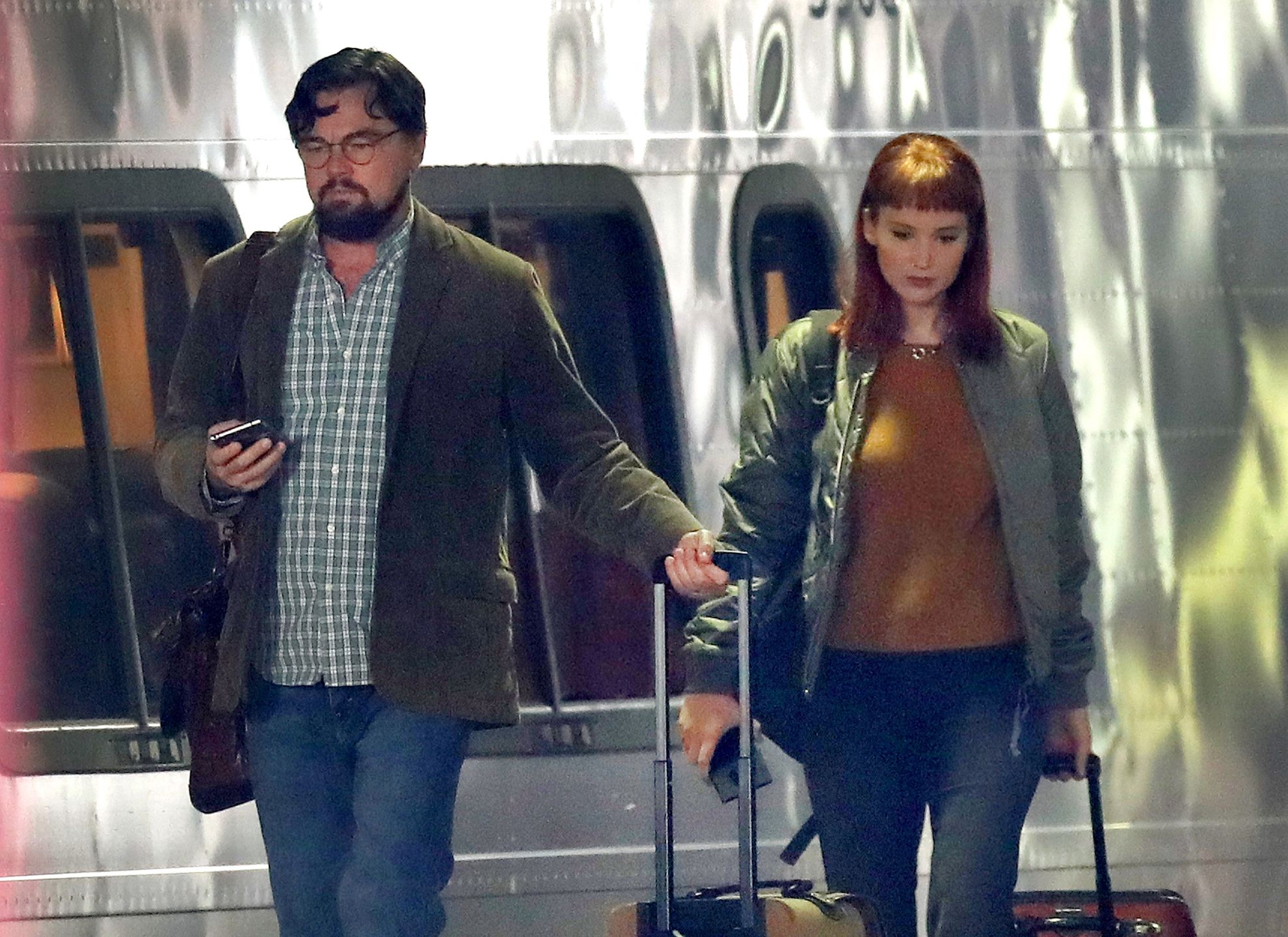 Leonardo DiCaprio i Jennifer Lawrence podczas kręcenia "Don't Look Up". Film jest ostrą satyrą na współczesne media, nieodpowiedzialnych polityków i ignorowanie przez miliony ludzi na świecie takich egzystencjalnych zagrożeń ludzkości jak pandemia koronawirusa i kryzys klimatyczny