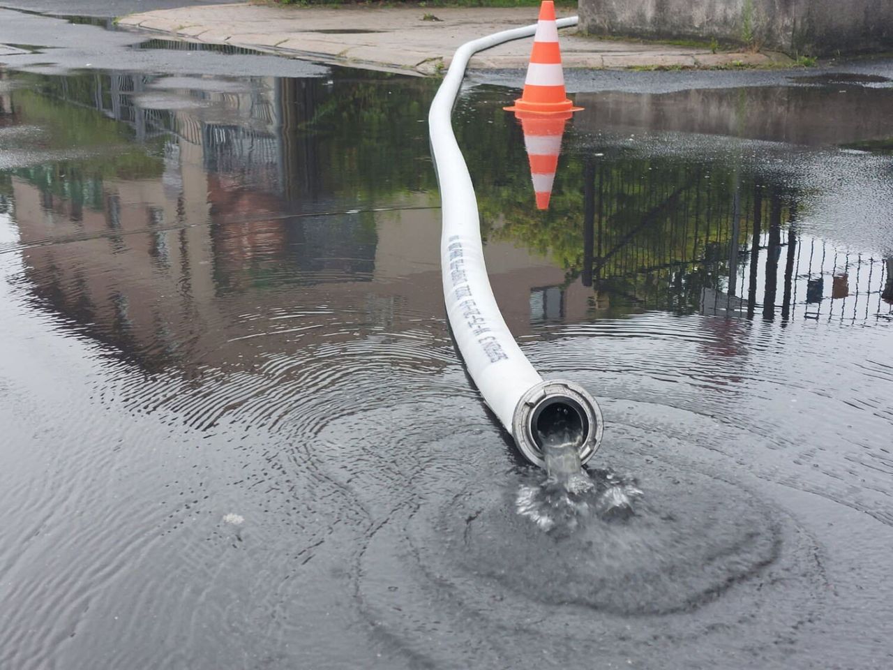 Straż w Bełchatowie i powiecie walczą z żywiołem. Woda zalała szkoły