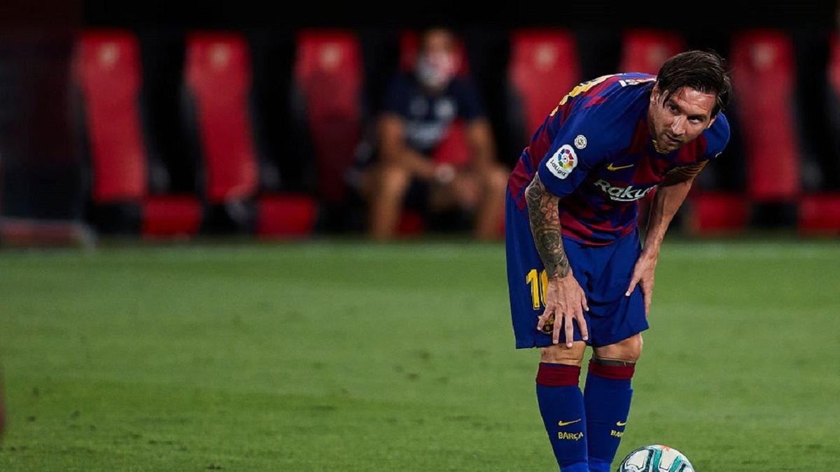 Lionel Messi popchnął Diego Carlosa.