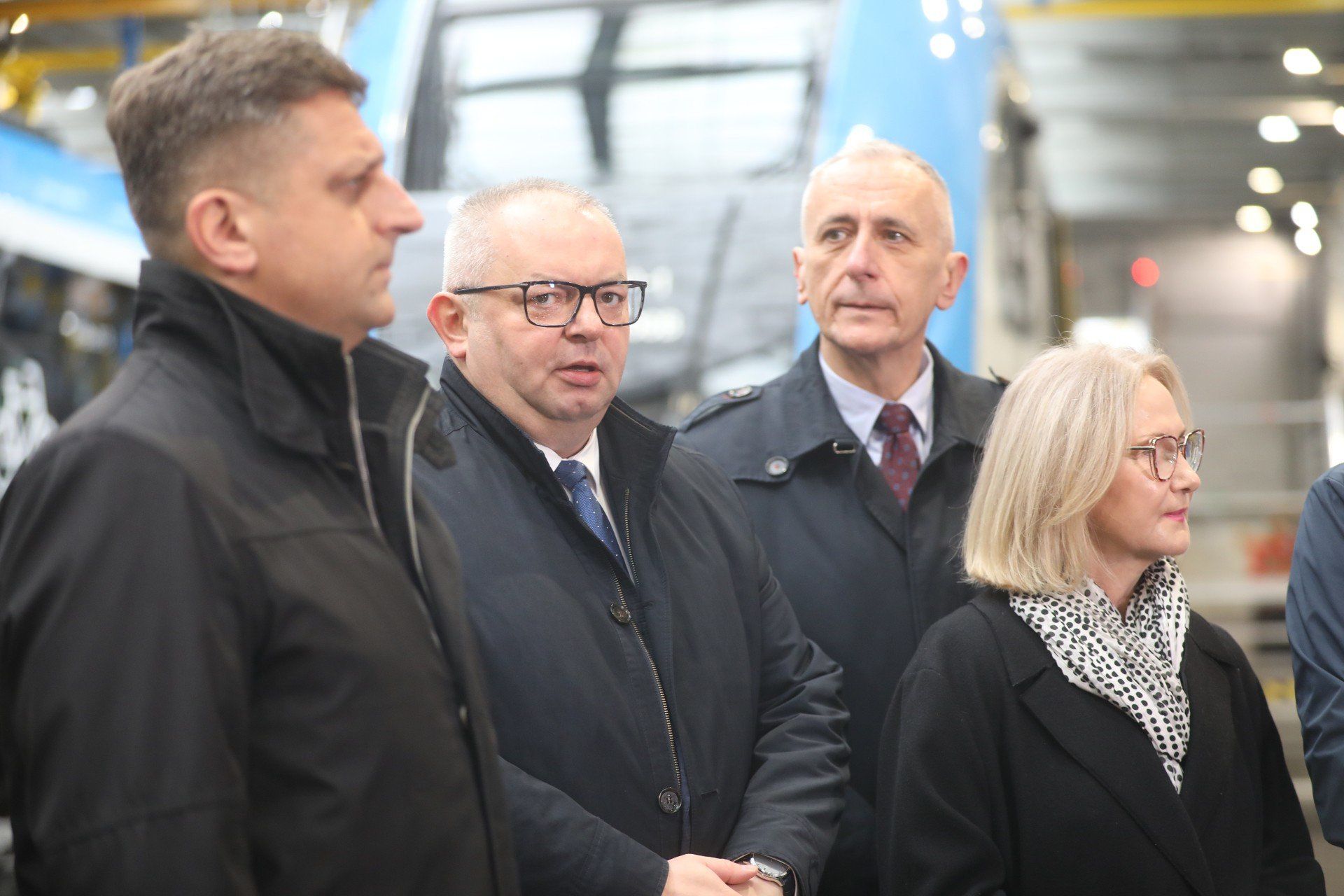 Na ten moment regionalny przewoźnik mógłby zatrudnić 200 nowych osób. Wiąże się to z planami inwestycyjnymi kolejowej spółki, która zamówiła już m.in. 35 nowych składów, a w przyszłym roku planuje obsłużyć aż 10 mln pasażerów.