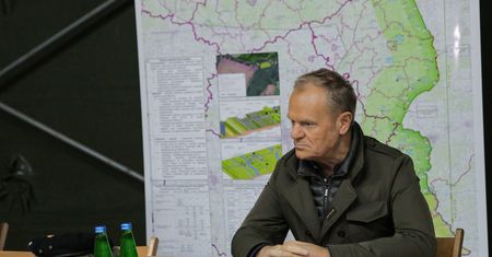 Tusk przemówił na poligonie. "Tutaj będzie potrzebna linia obrony"