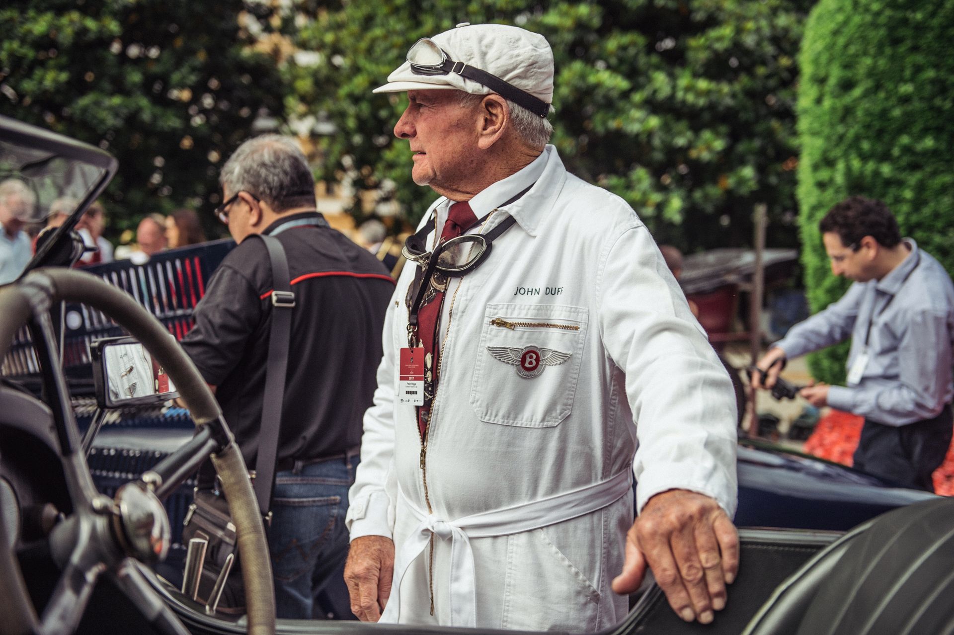 Dumny właściciel Bentley'a.