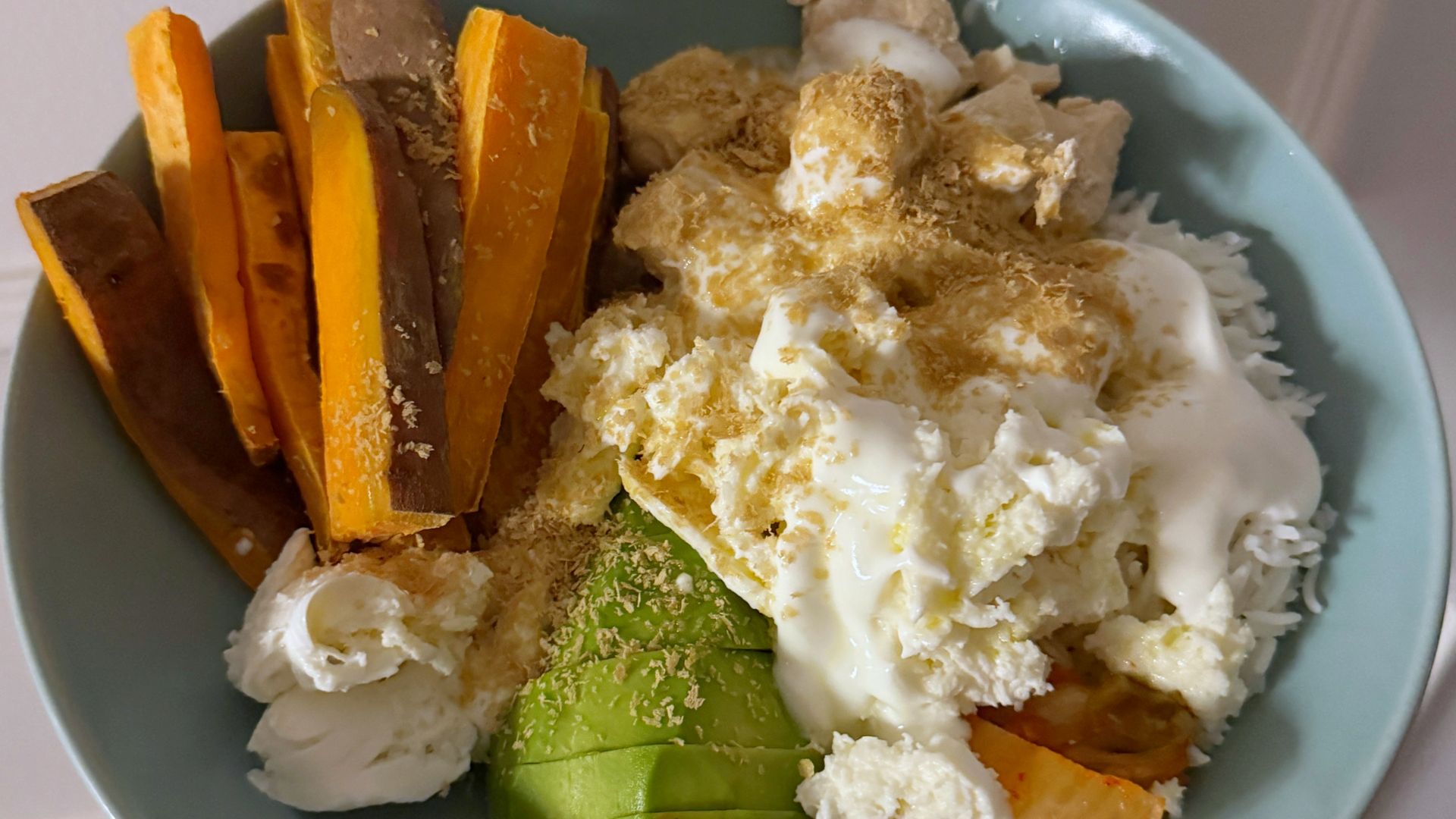 Dobrze zbilansowana kolacja to krok do zdrowej i młodo wyglądającej skóry.