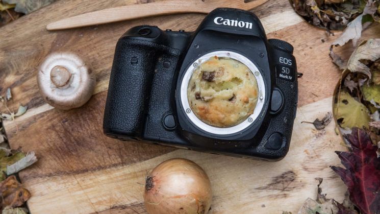 Canon EOS 5D Mark IV posłużył mu za foremkę do babeczki. Dlaczego fotograf wsadził aparat do piekarnika? 1