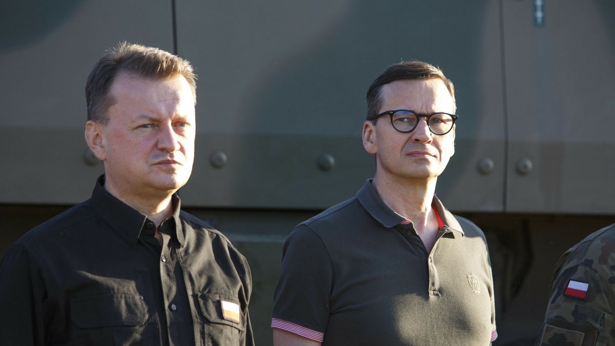Polska wyda więcej na obronność. Na zdjęciu: premier Mateusz Morawiecki (z prawej) i szef MON Mariusz Błaszczak (z lewej)