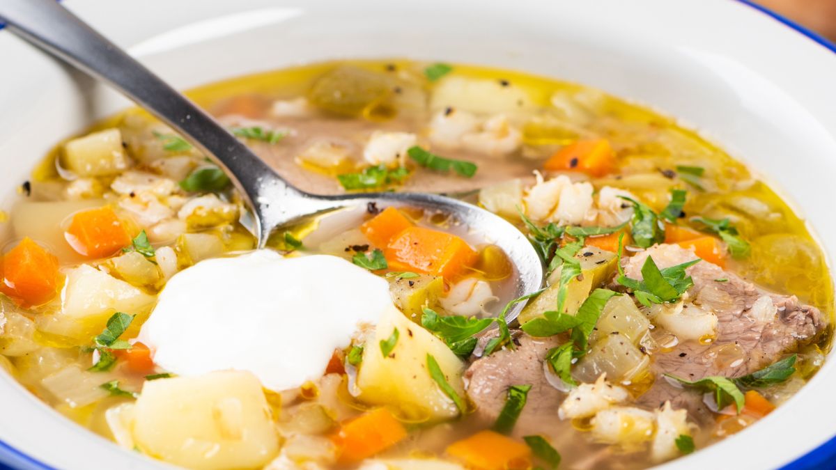 Zupa ogórkowa z dodatkiem kremowego serka mascarpone