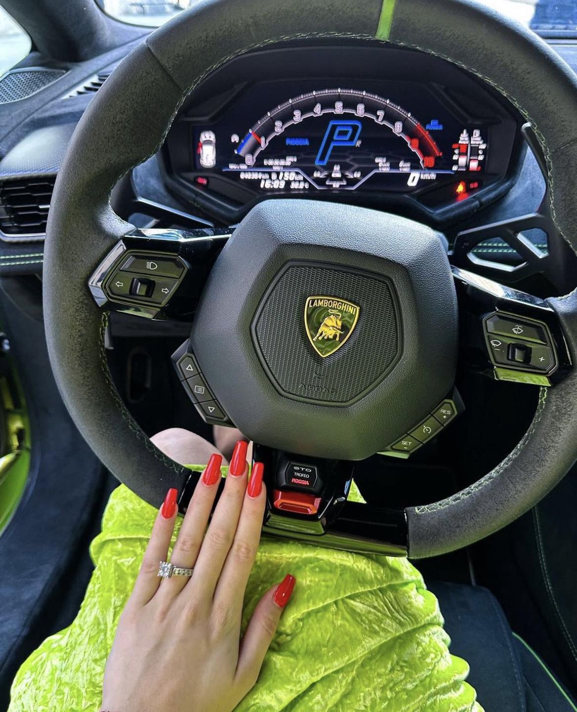 Caroline Derpienski wystrojona w Versace chwali się bogactwem w Dubaju 