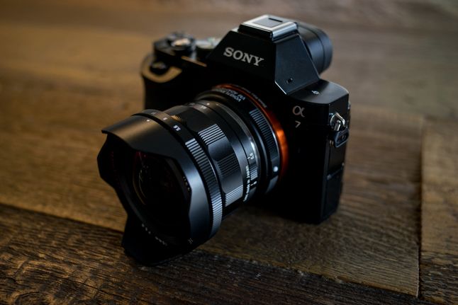 Na korpusie Sony A7R leży równie zgrabnie. Pamiętajcie, że obiektyw jest dostępny z mocowaniem Sony E - tu przez przejściówkę obiektyw z bagnetem Leica M.