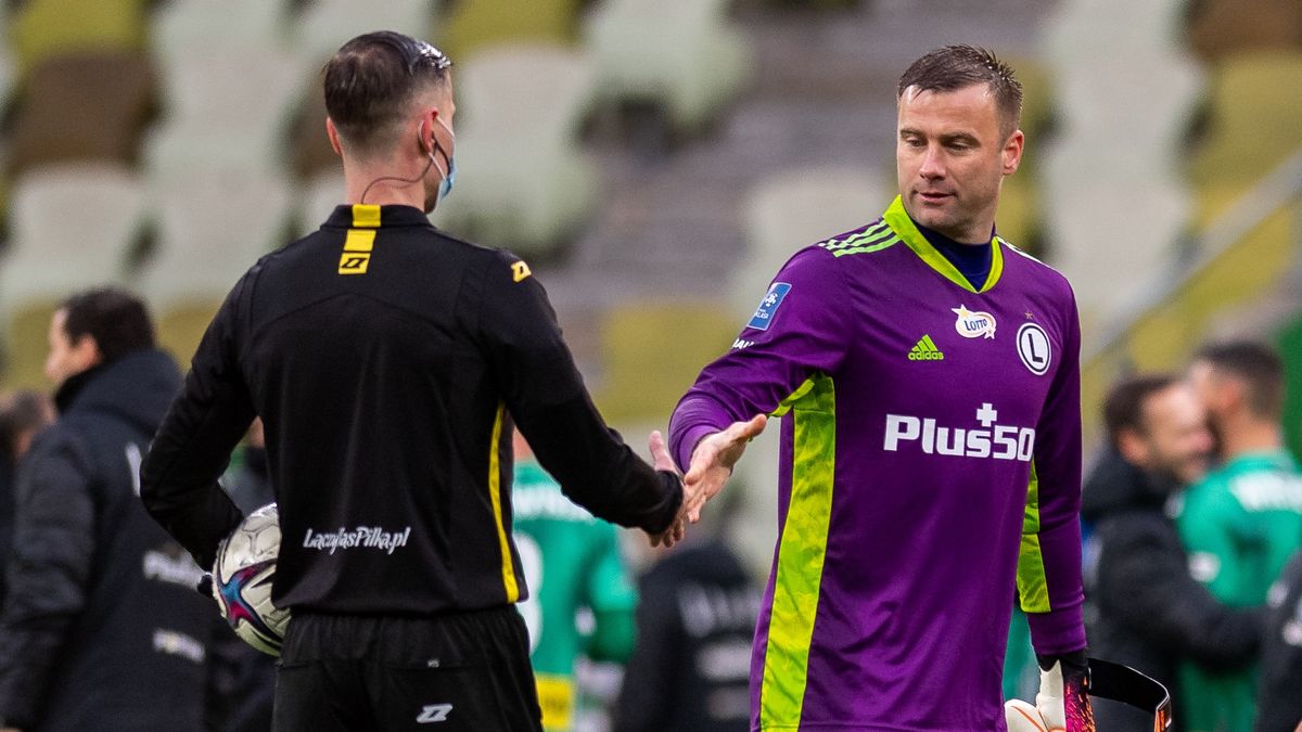 GDANSK, POLAND - APRIL 25: (BILD ZEITUNG OUT) Artur Boruc of Legia Warszawa celebrates after winning match during the Ekstraklasa match between Lechia Gdansk and Legia Warszawa at Stadion Energa Gdansk on April 25 2021 in Gdansk, Poland. (Photo by Mateusz Slodkowski/DeFodi Images via Getty Images)