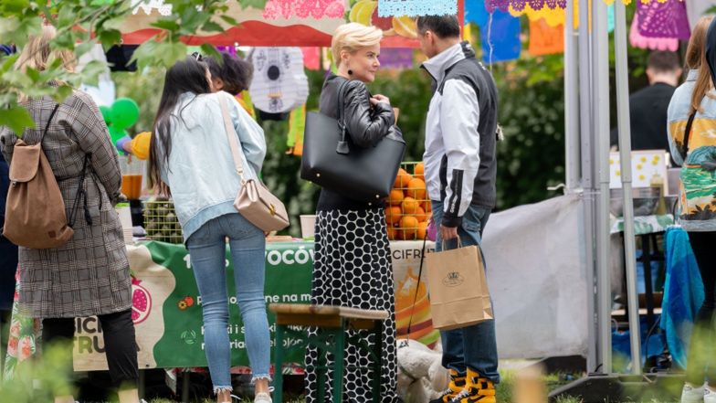 Monika Zamachowska na straganie z Konradem Wojterkowskim