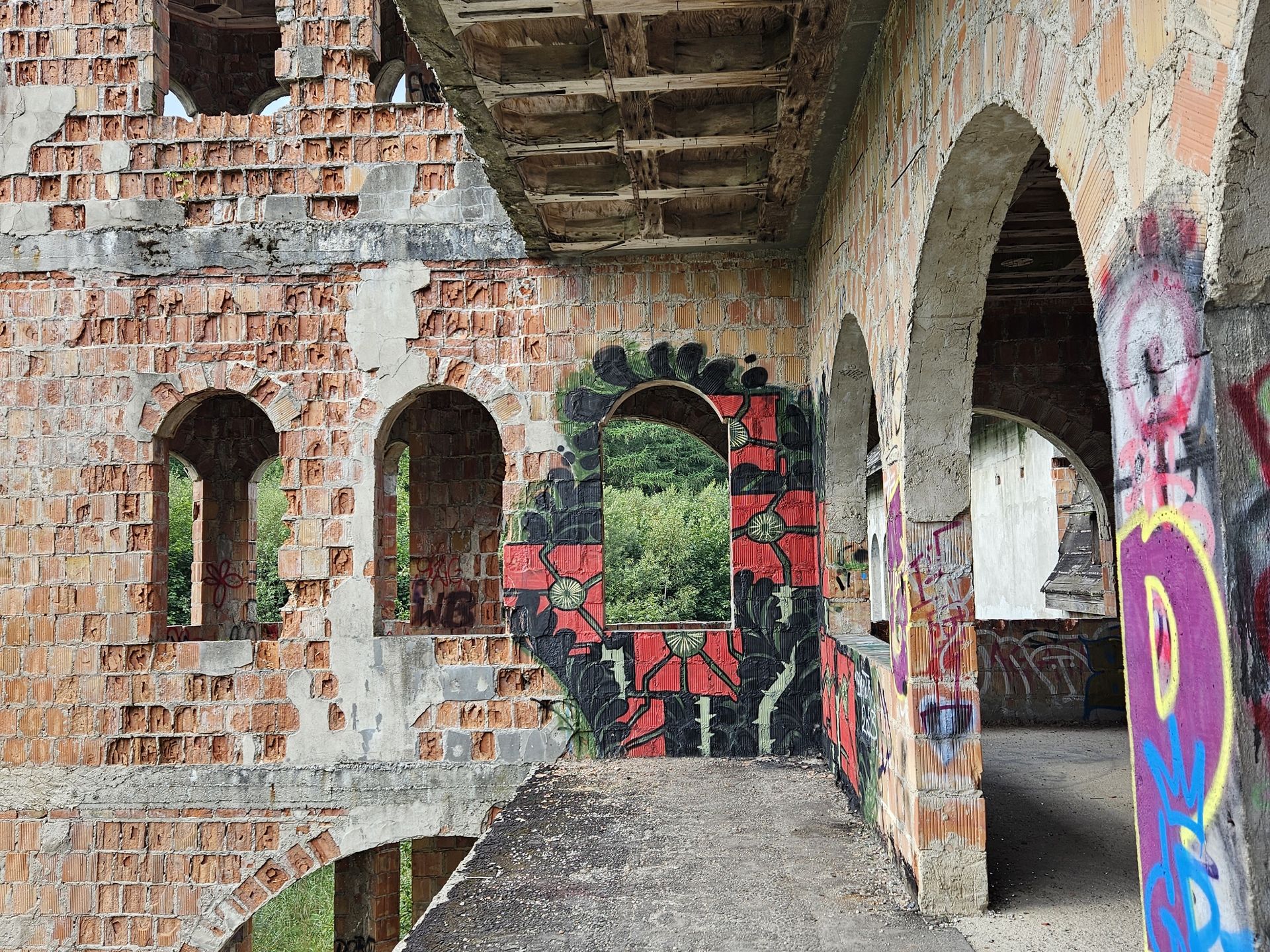 W ruinach zamku zauważyć można ciekawe pomysły architektoniczne