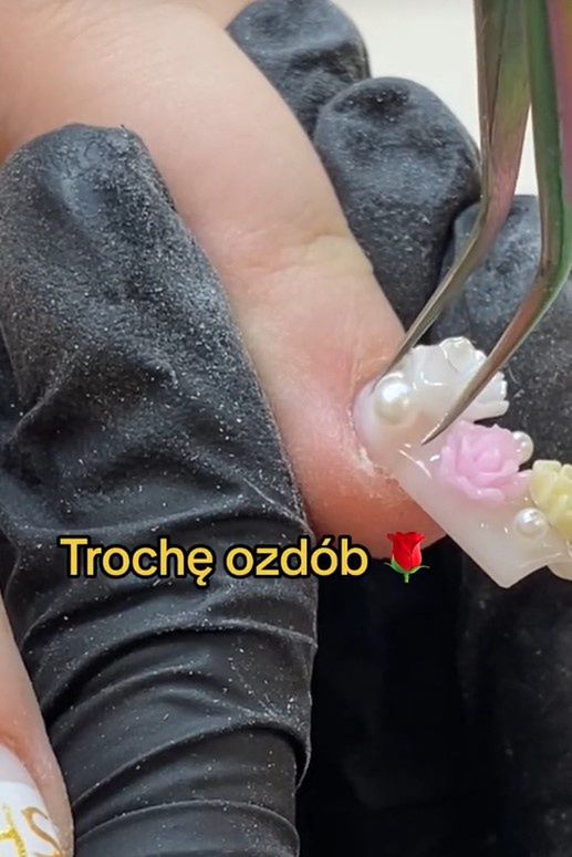 Propozycja ozdobienia paznokci z okazji pierwszej komunii świętej