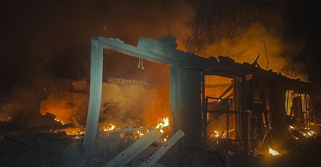 Rosja wciąż próbuje pogrążyć Ukrainę w mroku. Elektrownie uszkodzone