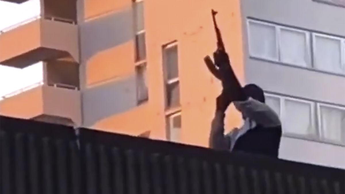 Zamaskowany mężczyzna w Brukseli oddał kilka strzałów w powietrze z karabinu maszynowego