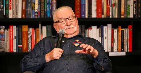 "Po mszy, przy śniadaniu". Wałęsa publikuje prywatne zdjęcia