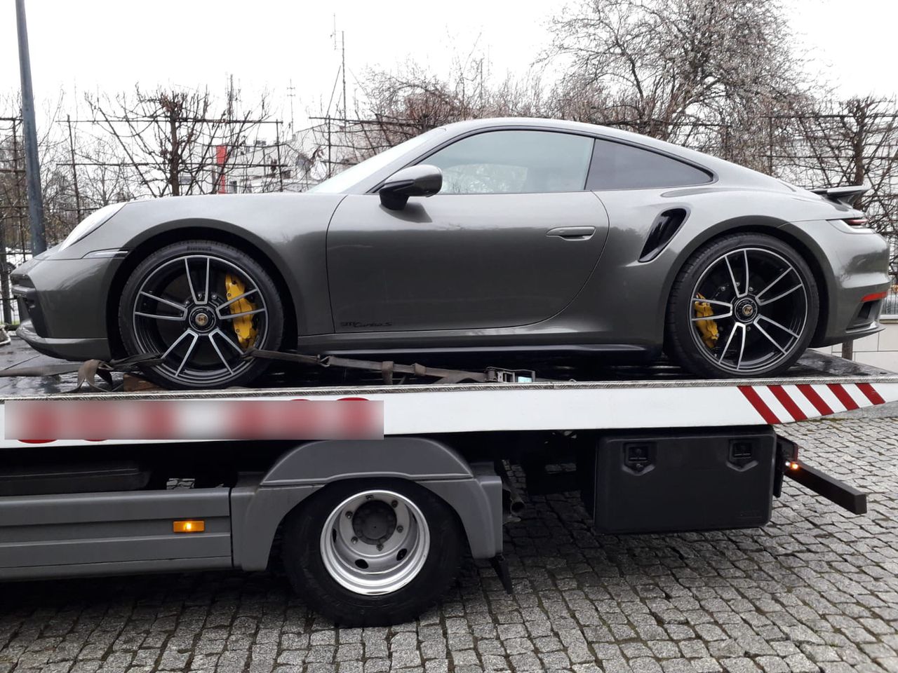 Policjanci z Krakowa przejęli auto warte blisko milion złotych.