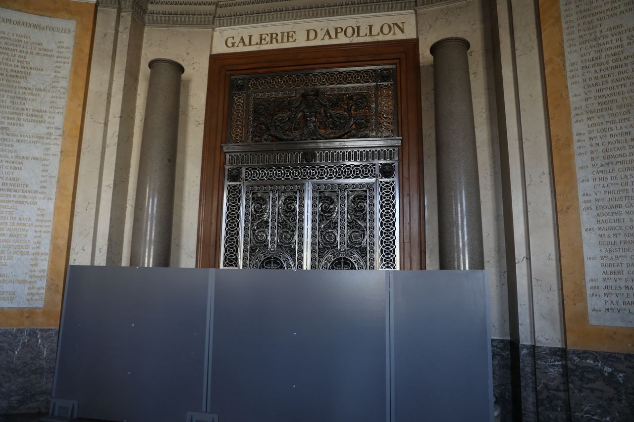 38-latka usłyszała zarzuty po kradzieży w Luwrze. "Jest zdruzgotana"