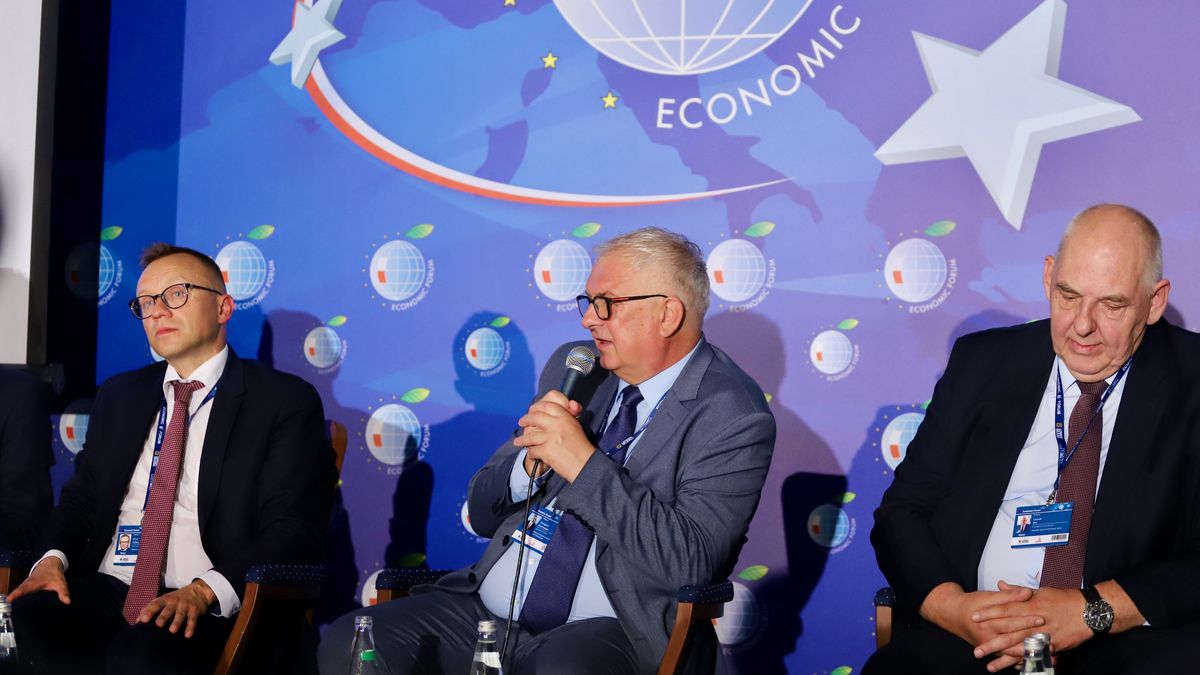 Artur Soboń, Grzegorz Piechowiak i Leszek Dec podczas Forum Ekonomicznego w Karpaczu.