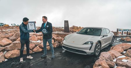 Jak najwyżej na sam szczyt - Porsche Taycan Cross Turismo z rekordem Guinnessa