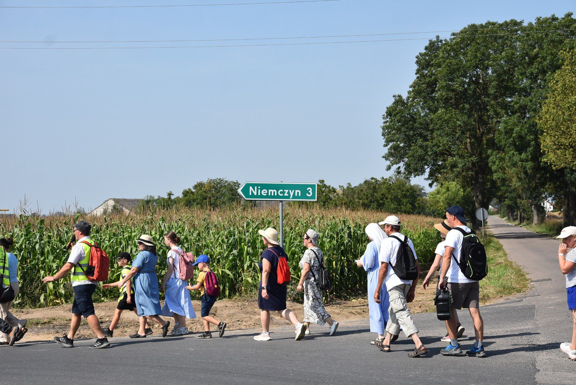 Grupa pielgrzymów zmierzająca z Wapna do Niemczyna