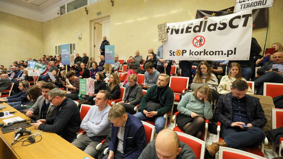 Protest przeciwko Strefie Czystego Transportu w trakcie posiedzenia Rady Miasta w Warszawie 
