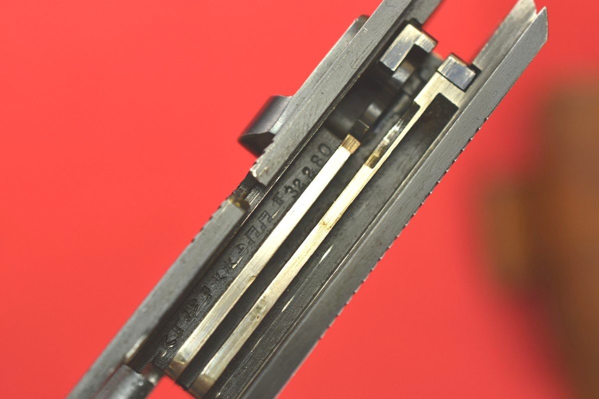 Piękny VIS wz. 35 z 1939 roku. Widok na szkielet i mechanizm spustowy. 