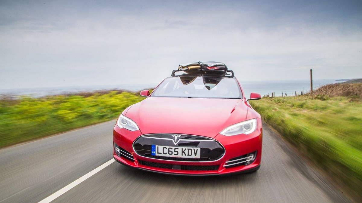 Deska surfingowa od Elona Muska. 1500 dolarów za gadżet z logo Tesli 1