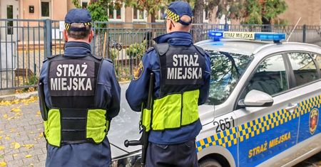 Warszawa: Groził nauczycielce na szkolnym czacie. Zapowiadał zakup pistoletu lub wiatrówki
