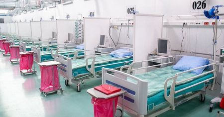 Warszawa. Pierwsi pacjenci w tymczasowym szpitalu na Okęciu