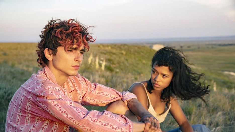 Timothee Chalamet i Taylor Russell w filmie "Do ostatniej kości"