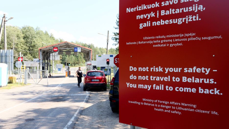 Lithuania closes two border crossings with neighboring Belarus
epaselect epa10805486 A sign warns people about traveling to Belarus, at the closed Lithuania-Belarus border checkpoint in Sumskas, Lithuania, 18 August 2023. The two border crossings of Tverecius and Sumskas were closed on 18 August, after the government of Lithuania announced it on 16 August, citing 'geopolitical circumstances'.  EPA/STRINGER 
Dostawca: PAP/EPA.
STRINGER
epaselect