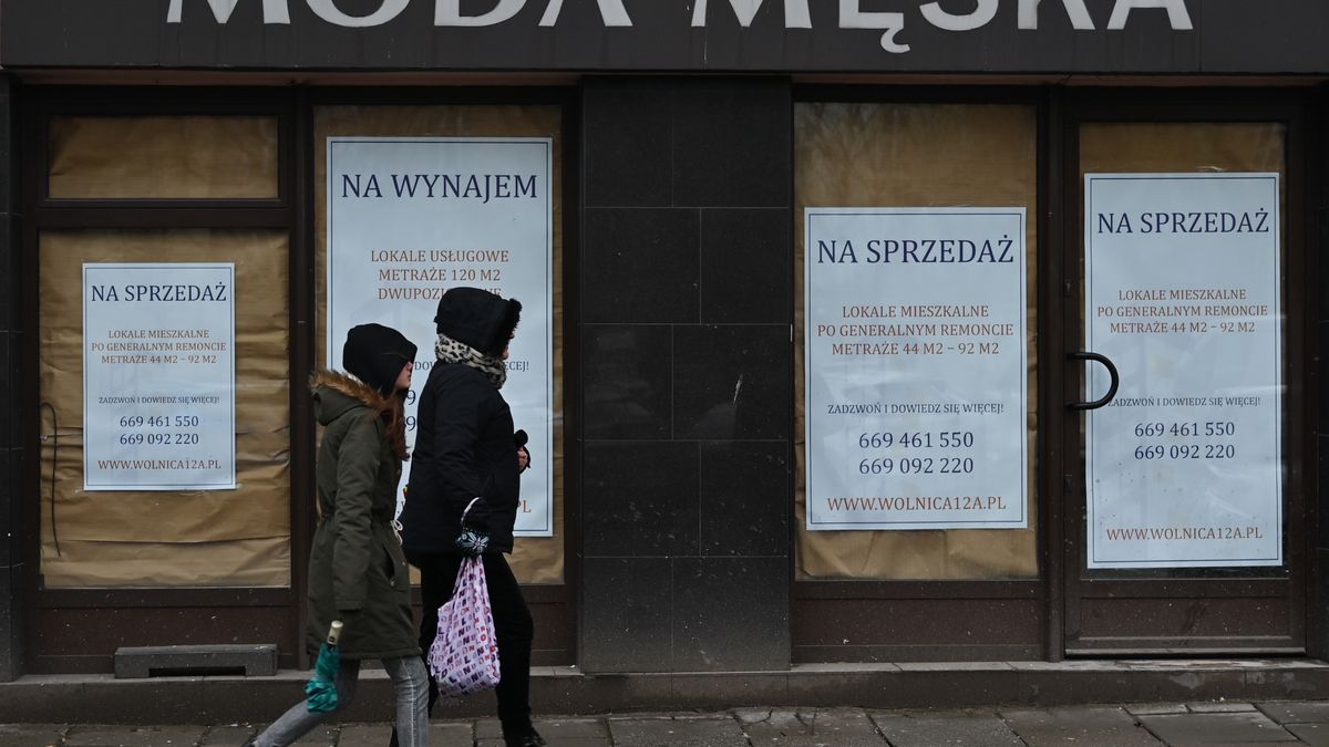 Two women walk past a closed business premises for sale/for rent, in the center of Krakow, Poland on February 02, 2023.
In 2022, Poland's GDP increased by 4.9 percent. This means that in the last quarter, the growth reached around 2.2%, although consumer spending slumped like never before (with the exception of the Covid-19 pandemic). (Photo by Artur Widak/NurPhoto via Getty Images)