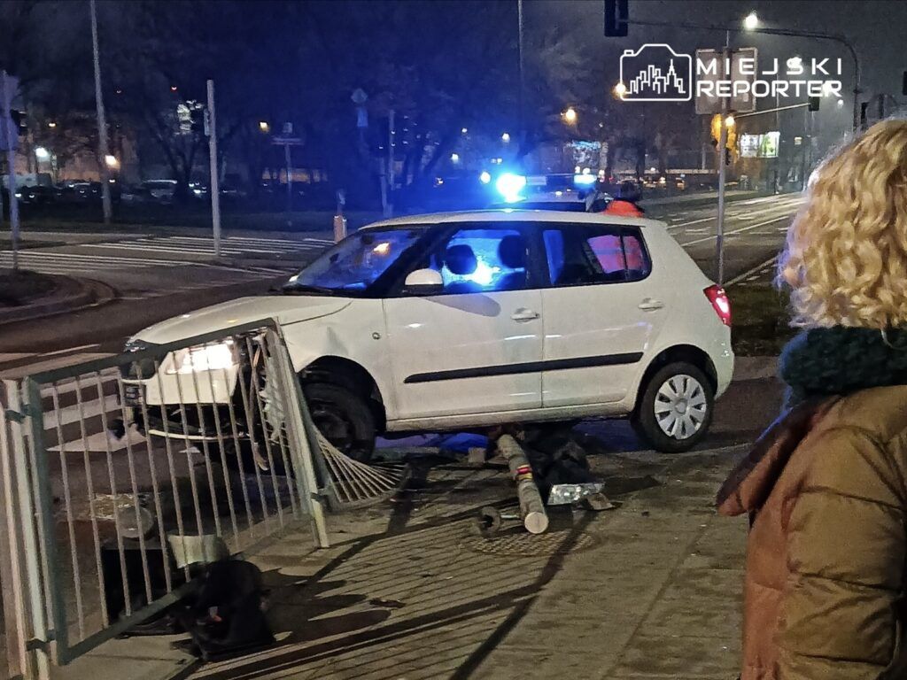 Warszawa: Pijana kierująca staranowała barierki i sygnalizatory. Miała ponad 2 promile