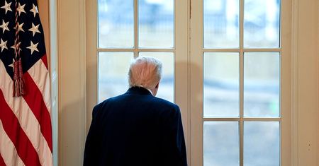 Ten projekt miał być symbolem prezydentury Trumpa. Właśnie stanął