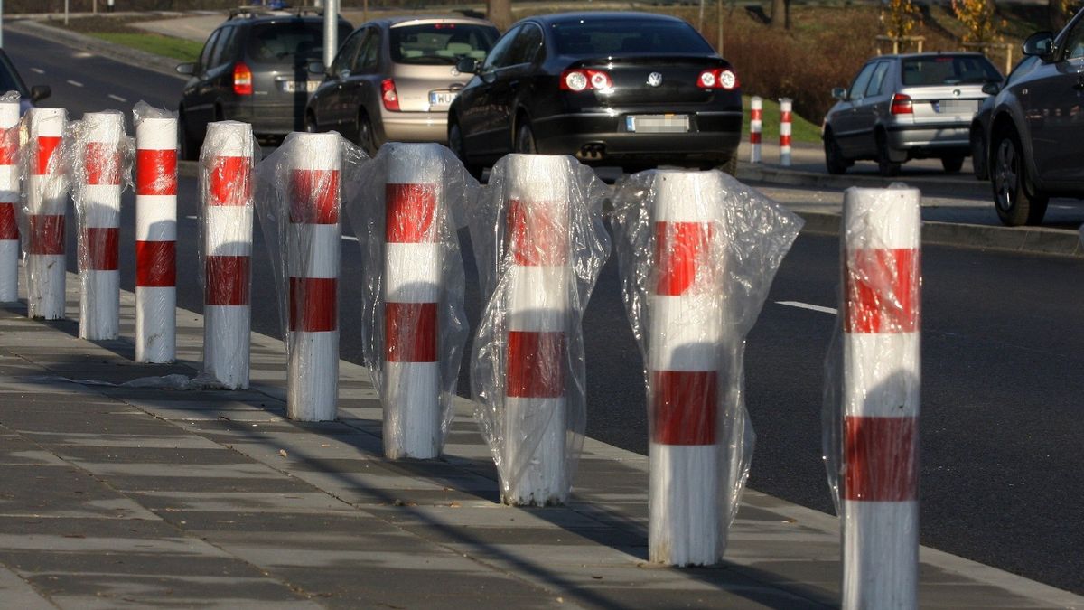 Póki osłupkowaną ścieżką jedziemy prosto, jest w miarę bezpiecznie. Kiedy chcemy zjechać ze ścieżki, przydają się cyrkowe umiejętności