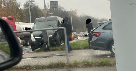 Kierowca opla nie zdążył wyhamować i uderzył w tył skody. Zatrzymał się na pobliskim sygnalizatorze