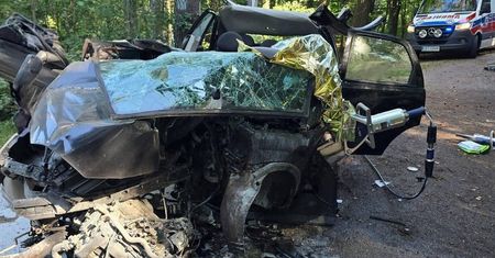 Roztrzaskał się o drzewo. Nastoletni kierowca nie żyje