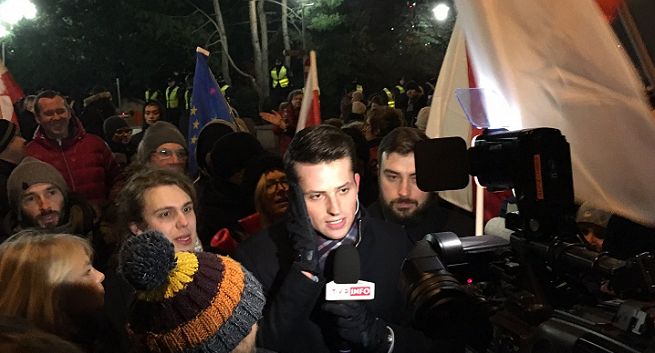 Demonstrujący przed Sejmem i Pałacem Prezydenckim atakowali reporterów TVP Info. „Telewizja reżimowa” (wideo)
