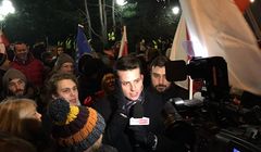 Demonstrujący przed Sejmem i Pałacem Prezydenckim atakowali reporterów TVP Info. „Telewizja reżimowa” (wideo)